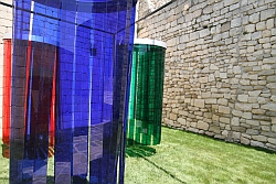 Carlos Cruz-Diez, "Trois Douches d’induction chromatique", 1968, hauteur 2 mètres, bandes de plastique acrylique, Sarl Atelier Cruz-Diez, Château de Lacoste, juillet 2011