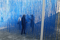 Des visiteurs dans la sculpture de Raphaël Soto, "Pénétrable bleu", exposé au Château de lacoste , juin 2011