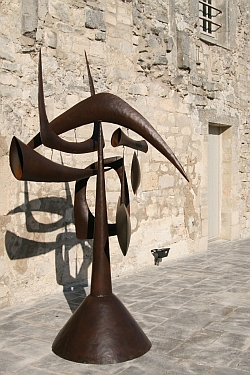 Sculpture d’Hiquily, exposée au Château de Lacoste, juin 2011