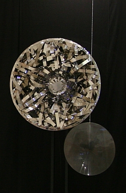 Sculpture de Nicolas Schöffer, Le Soleil, 1978, 216x122x70, acier inox poli miroir, plexiglas, support acier noir, moteur, système électrique, Collection Eléonore de Lavandereyra Schöffer, exposée au Château de Lacoste juin 2011