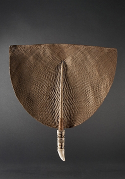 Eventail  Tahi’i, Îles Marquises. Première moitié du XIXe siècle. dent sculptée et vannerie. H. : 43 cm, collecté avant 1847