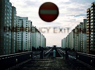 Photographie de Françoise Huguier, Projet « Vertical \/ Horizontal, Intérieur \/ Extérieur. Singapour – Kuala Lumpur – Bangkok « Middle classes » en Asie du Sud-Est à l’aube du XXIe siècle », prix de photographie de l’Académie des beaux-arts-Marc Ladreit de La charrière 2011