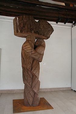 Nicolas Alquin,  Avec l’arbre , 2010, chêne, 317 x 152 x 85 cm, Biennale de Sculpture de Yerres, septembre 2011