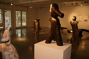 Scupture de Wang Keping (premier plan), Biennale de Sculpture de Yerres, septembre 2011