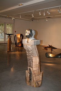 Denis Montfleur,  Le tribun noir, basalte noir, 2011, 152 X 50 X 40 cm, Biennale de Sculpture de Yerres, septembre 2011