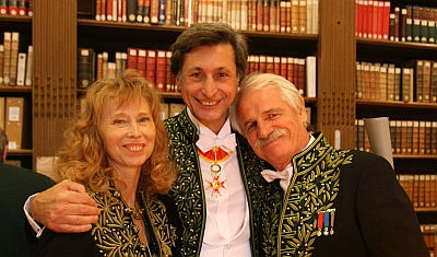 Patrick de Carolis lors de son installation à l’Académie des Beaux-arts, entouré de ses confrères Brigitte Terzieff et Yann Arthus-Bertrand,12 octobre 2011, Bibliothèque de l’Institut de France