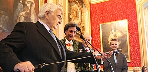 Michel Lucas, Président-directeur général du CIC, Président de la Confédération nationale du Crédit mutuel, remet à Patrick de Carolis son épée d’académicien Grand salon de l’Hôtel national des Invalides, 12 octobre 2011