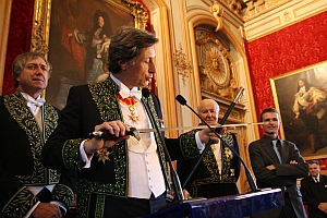 Cérémonie de la remise de l’épée de Patrick de Carolis, derrière lui à gauche Erik Desmazières, à droite Arnaud d’Hauterives et Thibault Sergé, Grand salon de l’Hôtel national des Invalides, 12 octobre 2011
