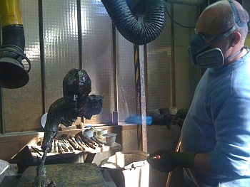 Sculpture de Pierre Edouard, "Tête avec bras", étape de la patine, Atelier fonderie d’art Godard, 5 mai 2011