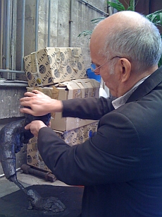 Pierre Edouard termine la patine de sa sculpture à la main, atelier Fonderie d’art Godard, 5 mai 2011