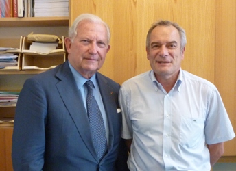 Hugues Gall, de l’Académie des beaux-arts, à gauche, a confié à l’atelier JAR l’élaboration de son épée d’académicien. Philippe Nicolas, à droite, a sculpté le fameux cristal de roche qui orne l’épée. Il est aujourd’hui Maître d’art chez Cartier