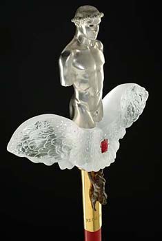 Cette épée rappelle l’envol de la musique par ses ailes en cristal de roche et diamants. Au centre figure un rubis "de théâtre" serti par des griffes en platine noirci