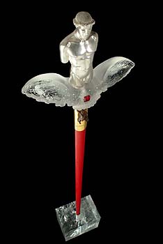 La lame se tient dans un bloc de cristal de roche. L’épée a été créée par JAR, place Vendôme à Paris