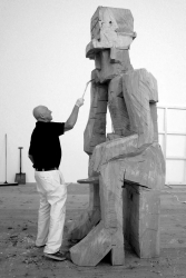 Baselitz dans son atelier près du lac d’Ammersee (Bavière), travaillant sur Dunklung Nachtung Amung Ding 2009