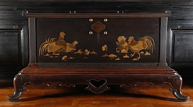 Coffre japonais en bois et laque du XVIIIe siècle. Sur les panneaux de laque noire, on peut voir en léger relief des poules, coqs et poussins picorant.  Inv. OA 1798, Chantilly – musée Condé