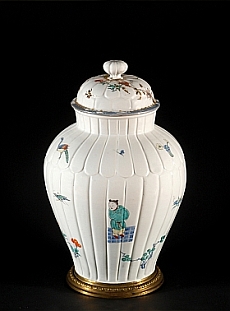 Deux vases couverts identiques, à décor kakiémon dit « aux personnages », en porcelaine du Japon (Arita, 1690-1700) et de Chantilly (vers 1735). Inv. OA 1031-1032, Chantilly – musée Condé