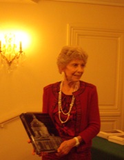 Hélène Carrère d’Encausse présentant le 3ème tome du dictionnaire de l’Académie française