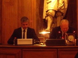 Laurent Wauquiez, ministre de l’Enseignement supérieur et de la Recherche et Jean Baechler, président de l’Académie des sciences morales et politiques à la tribune