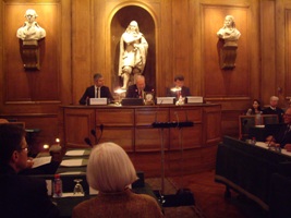 Laurent Wauquiez, Jean Baechler et Xavier Darcos à la tribune de la grande salle des séances