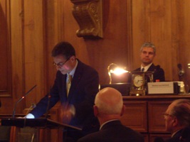 Antoine Compagnon lisant son discours