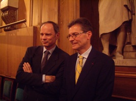 Le lauréat 2011 Antoine Compagnon (à droite) et le lauréat 2010 Jean Tirole (à gauche)
