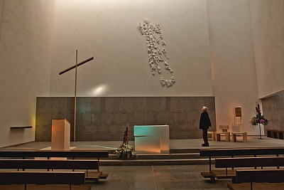 Intérieur de l’église du Rosaire des Lilas, Claude Abeille, Christ en Gloire, sculpture 2011