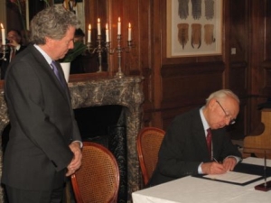 Raymond Ardaillou, secrétaire perpétuel signant les accords de coopération du 24 octobre 2011