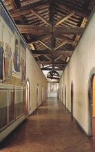 Vue du premier couloir du couvent san Marco (sur le mur  madone des Ombres de Fra Angelico