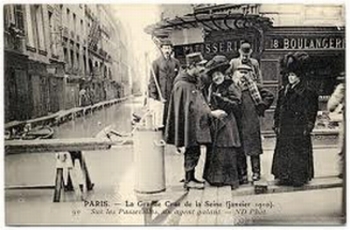 La grande crue de la Seine (janvier 1910). Sur les passerelles, un agent galant