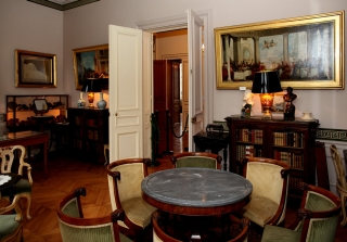 Cabinet particulier de M. Thiers. Au mur, deux copies de tableaux "importées" d’Italie