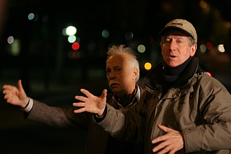 Régis Wargnier et Michel Serrault sur le tournage de  Pars vite et reviens tard, 2007