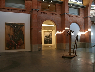 Toiles et sculpture de Vladimir Velickovic, exposition "Vladimir Velickovic, les versants du silence", Toulouse, Les Abattoirs, 2011