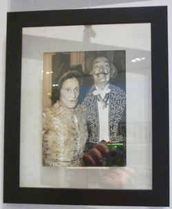 Salvador Dali en habit d’académicien en compagnie de son épouse Gala © EJ \/ Canal Académie à l’occasion de l’exposition Dalí à la galerie Artco en décembre 2011