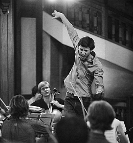 Maxime Pascal dirigeant l’Ensemble Le Balcon, à la Cité Universitaire, à Paris, novembre 2011