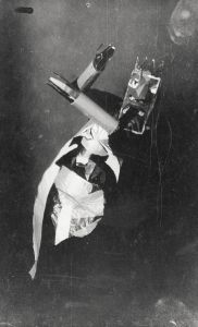 Anonyme, Sophie Taeuber-Arp dansant avec un masque de Marcel Janco au Cabaret Voltaire, Zürich, 1916