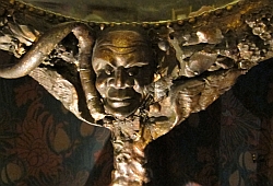 la base du miroir de Sarah Bernhardt, exposition "Moi, Sarah Bernhardt", musée Maxim’s, 2012