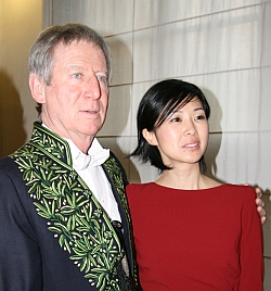 Cérémonie de remise de l’épée d’académicien de Régis Wargnier, lors de son installation au sein de l’Académie des beaux-arts, 1er février 2012, Régis Wargnier et Linh-Dan Pham, actrice d’Indochine (1992) et de Pars vite et reviens tard (2007)