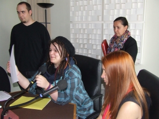 Les élèves et enseignants de l’école d’art Koronin dans le studio de Canal Académie