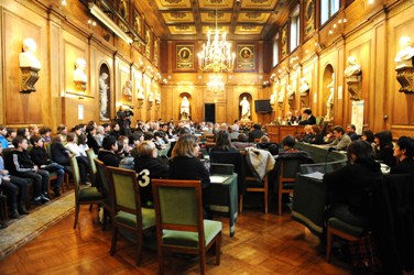 Les enfants avaient investi la Grande salle des séances de l’Institut pour la remise des prix La main à la pâte le 31 janvier 2012