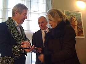 Catherine Deneuve remet à régis Wargnier son épée d’académicien, 1er février 2012