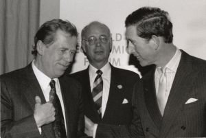 Václav Havel en 1992 au Forum économique mondial de Davos, en compagnie de Klaus Schwab et du prince Charles.