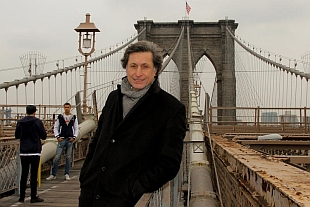 Patrick de Carolis sur le pont de Brooklyn, "Le Grand Tour", 2012