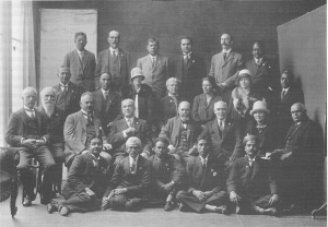 Section indienne, congrès des Orientalistes de 1928, Alfred Foucher troisième au deuxième rang, en partant de la droite, extrait de "Documents d’archéologie militante. La mission Foucher en Afghanistan" (1922-1925), Mémoire de l’Académie des inscriptions et belles-lettres, tome 42