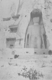 Alfred Foucher en Afghanistan, photographie (1922), Le "Petit bouddha de Bâmiyân" (35 m) avec sans doute l’émir Amanullah et sa suite, extrait de "Documents d’archéologie militante. La mission Foucher en Afghanistan" (1922-1925), Mémoires de l’Académie des inscriptions et belles-lettres, tome 42