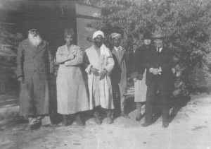 Alfred Foucher et sa femme avec des compagnons afghans , Bactres (Balkh), (1924) , 1924, extrait de "Documents d’archéologie militante. La mission Foucher en Afghanistan" (1922-1925), Mémoires de l’Académie des inscriptions et belles-lettres, tome 42