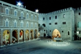 centre de la ville de Fabriano en Italie