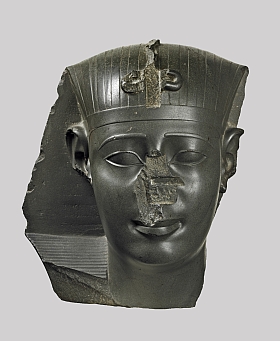 Dans le cadre de l’exposition {Le crépuscule des pharaons}, Musée Jacquemart-André (mars-juillet 2012)  - Tête attribuée à Nectanébo I<sup>er<\/sup>, XXX<sup>e<\/sup> dynastie, grauwacke, 38,5 cm (H)  Londres, British Museum