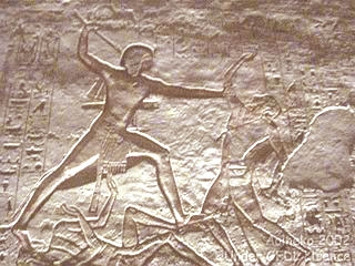 Abou Simbel, le temple de Ramses II : Ramsès II terrasse et piétine ses ennemis lors de ses batailles