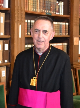 Monseigneur Dagens dans la bibliothèque de l’Institut de France