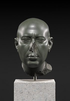 « Tête verte de Berlin » Époque ptolémaïque (306-30 avant notre ère) et probablement Ier siècle avant notre ère Grauwacke, 23 cm (H) Berlin, Staatliche Museen zu Berlin, Ägyptisches Museum und Papyrussammlung, donation : James Simon